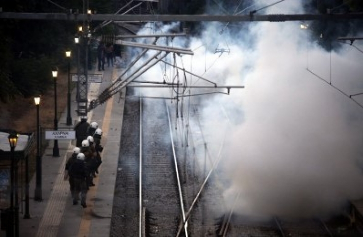 ΦΩΤΟ - Μολότοφ, δακρυγόνα & ένοπλες περιπολίες Ρομά στην Αυλίζα Μενίδίου