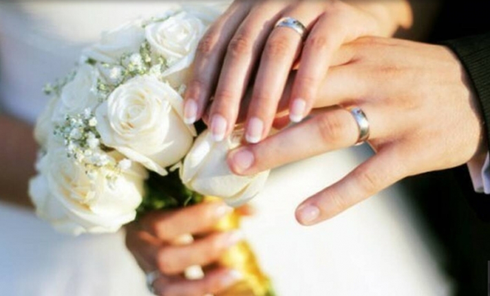 Απίστευτος γάμος: Η κουμπάρα που «τρέλανε» την Κρήτη – Άφωνοι οι καλεσμένοι (pics)