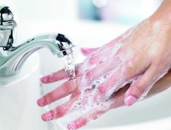 Με κρύο ή ζεστό νερό να πλένουμε τα χέρια μας;