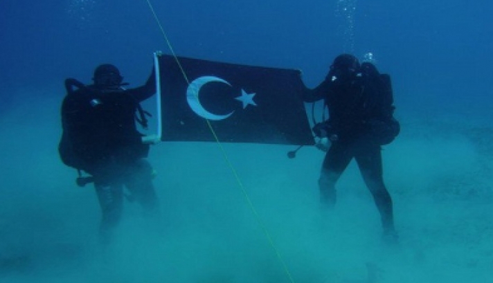 Τούρκοι κομάντος φωτογραφίζονται με την τουρκική σημαία στον βυθό της Σούδας