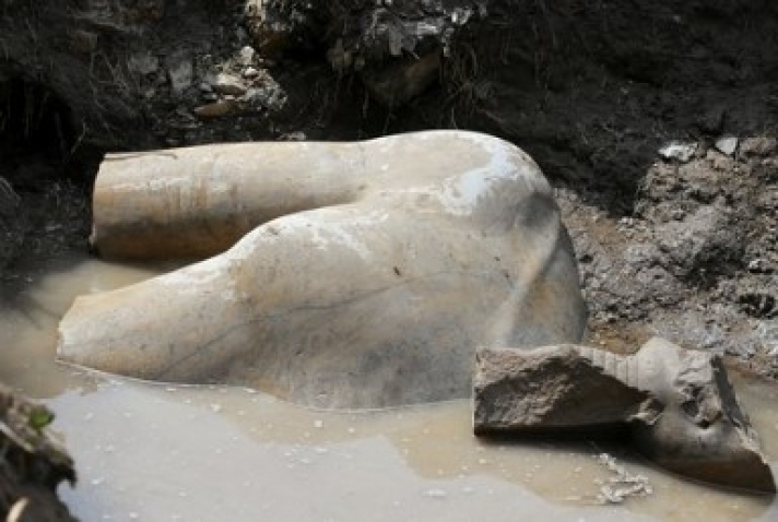 Συγκλονιστική ανακάλυψη: Βρέθηκε κολοσσιαίο άγαλμα Φαραώ μέσα στο Κάιρο!