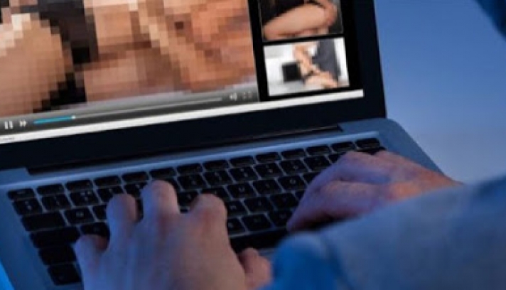 Απατεώνες υποστηρίζουν μέσω e-mail ότι σας βλέπουν να παρακολουθείτε πορνό
