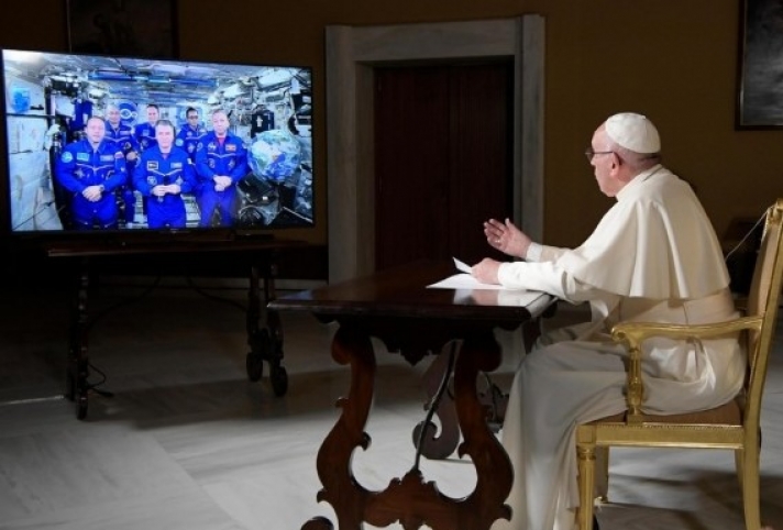 Τα υπαρξιακά ερωτήματα του πάπα Φραγκίσκου στους αστροναύτες του ISS
