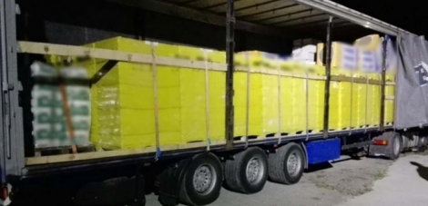 Θεσσαλονίκη: Οδηγός φορτηγού είχε κρύψει 100.000 πακέτα τσιγάρα μέσα στα τούβλα