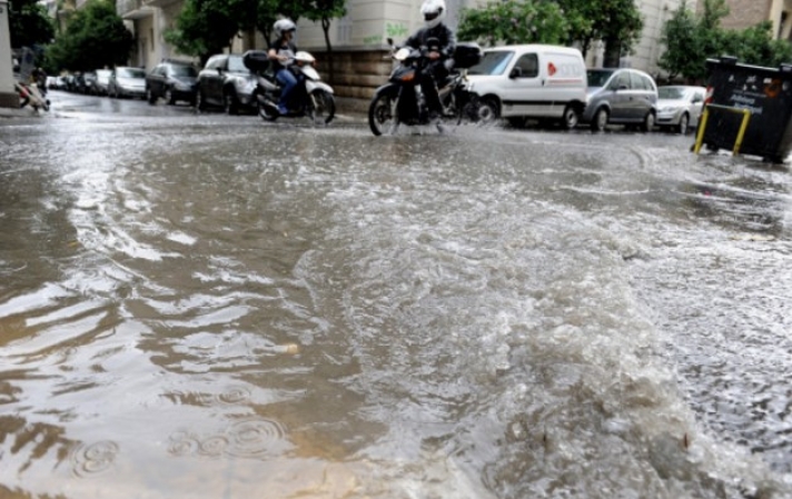 Καιρός: Ανεμοστρόβιλοι και πλημμύρες σαρώνουν τη χώρα! Πού θα χτυπήσει η κακοκαιρία τις επόμενες ώρες