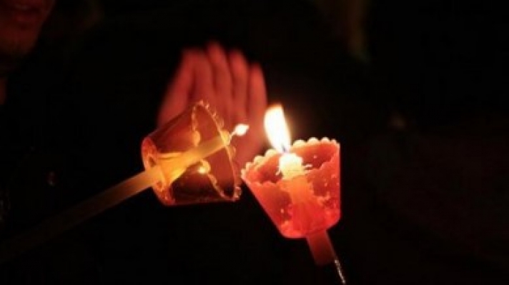 ΒΙΝΤΕΟ - Ιερέας έβαλε φωτιά στην Αγία Τράπεζα για να αναπαραστήσει την Αφή του Αγίου Φωτός