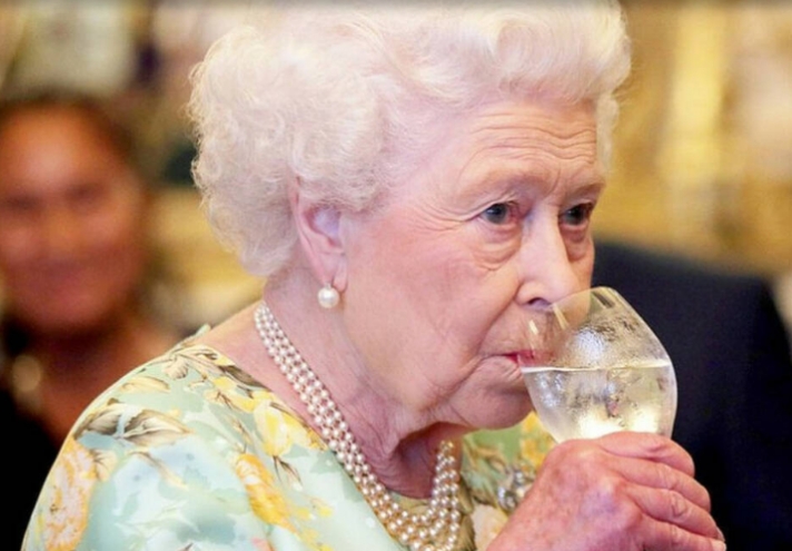 Απίστευτο: Δες πόσα ποτά πίνει καθημερινά η βασίλισσα της Αγγλίας!