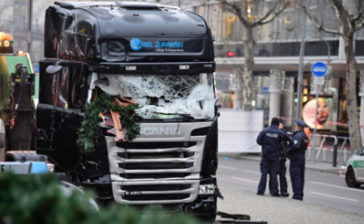 Την ευθύνη για την επίθεση στο Βερολίνο ανέλαβε το Ισλαμικό Κράτος - Ασύλληπτος παραμένει ο δράστης