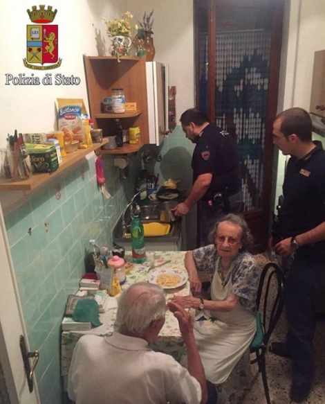 «Δύο μόνες ψυχές που έκλαιγαν»: Οι αστυνομικοί που μαγείρεψαν σε ηλικιωμένους και έγιναν viral