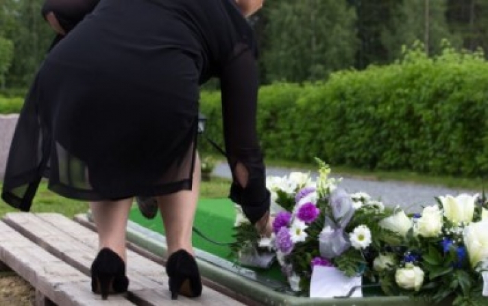 ΑΠΙΣΤΕΥΤΟ ΚΑΙ ΟΜΩΣ ΑΛΗΘΙΝΟ ! Γυναίκα πενθούσε για 14 χρόνια σε κάθε εύκαιρη κηδεία για να τρώει τζάμπα