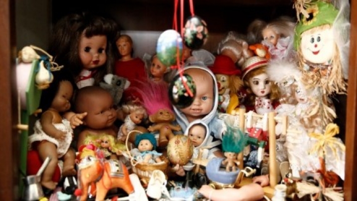 Ένα ιδιαίτερο «ιατρείο» στο Παγκράτι, με «ασθενείς» τις κούκλες...