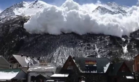 Παραλίγο τραγωδία: Κάμερα κατέγραψε χιονοστιβάδα στο υψηλότερο σημείο της Ευρώπης (vid)