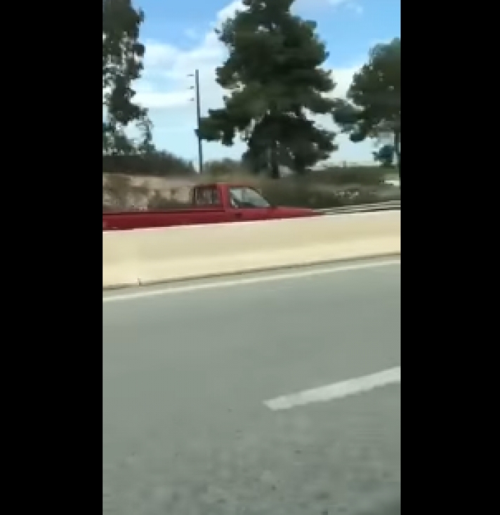 Ο ΧΑΡΟΣ ΒΓΗΚΕ ΠΑΓΑΝΙΑ !!! Απίστευτο βίντεο: Οδηγεί ατάραχος στο αντίθετο ρεύμα στην Εθνική Οδό!