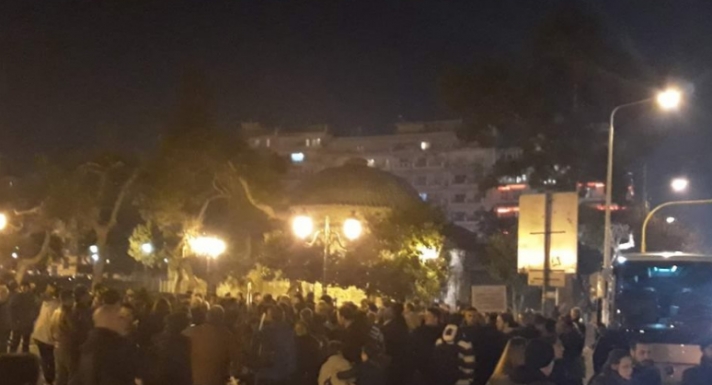 Θεσσαλονίκη: Με νταούλια, τραγούδια και σημαίες έφυγαν οι πρώτοι διαδηλωτές για το συλλαλητήριο