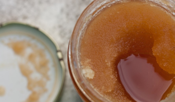 Τι σημαίνει όταν κρυσταλλώνει το μέλι; Όλη η κρυμμένη αλήθεια που πρέπει να γνωρίζετε