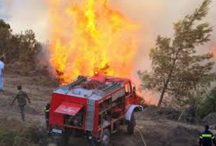 ΤΩΡΑ: Μεγάλη φωτιά στη Βελίνα Κορινθίας