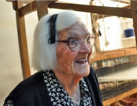 Ικαριώτισσα 106 ετών υφαίνει, τρέχει και δηλώνει: «Έρχονται να δούν γιατί ζω ακόμη και με χασομερούν!»