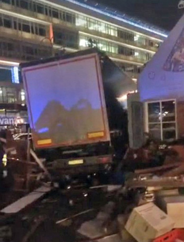 Φορτηγό έπεσε πάνω σε συγκεντρωμένους στο Βερολίνο