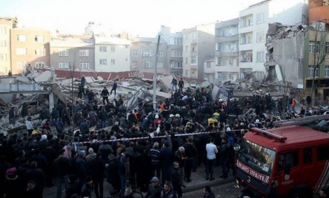 Τουλάχιστον δύο νεκροί σε κατάρρευση κτιρίου στην Κωνσταντινούπολη