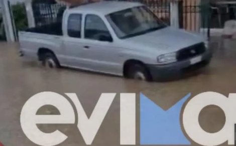 Κακοκαιρία Daniel: «Ποτάμια» οι δρόμοι στην Κύμη - Εγκλωβίστηκαν οδηγοί στο Αλιβέρι