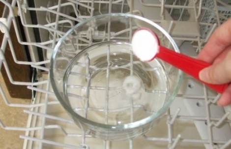 Πώς να καθαρίσετε και να απολυμάνετε εσωτερικά το πλυντήριο πιάτων [vid]