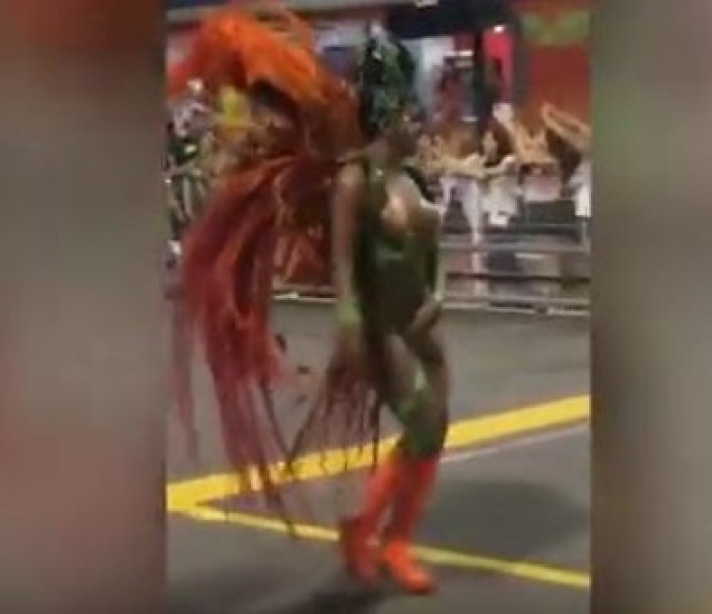 ΒΙΝΤΕΟ - Βραζιλιάνα Βασίλισσα του Καρναβαλιού έχασε το τάνγκα της αλλά συνέχισε να χορεύει