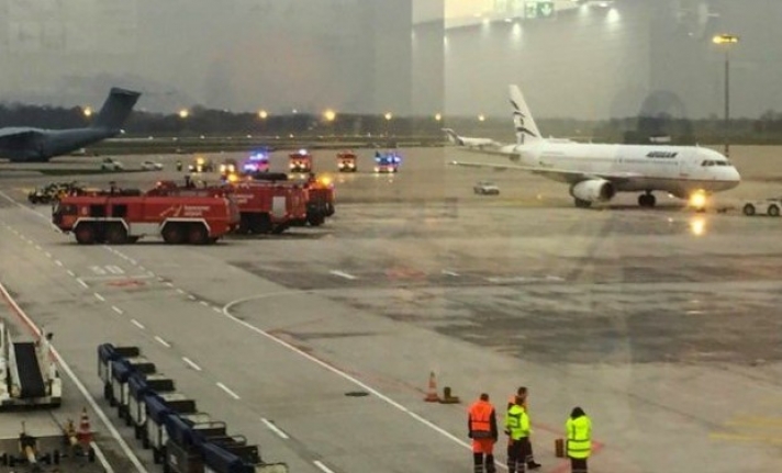 Πανικός στο Ανόβερο: Αυτοκίνητο μπήκε στο αεροδρόμιο και &quot;κυνηγούσε&quot; αεροπλάνο της Aegean
