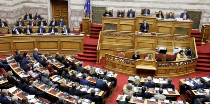Οργή για χυδαία χειρονομία βουλευτή του ΣΥΡΙΖΑ στη Βουλή! «Ντροπή σας!»