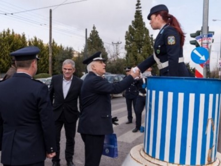 Εθιμοτυπική προσφορά δώρων σε τροχονόμους από την Πολιτική και Φυσική Ηγεσία της Ελληνικής Αστυνομίας στην Αθήνα