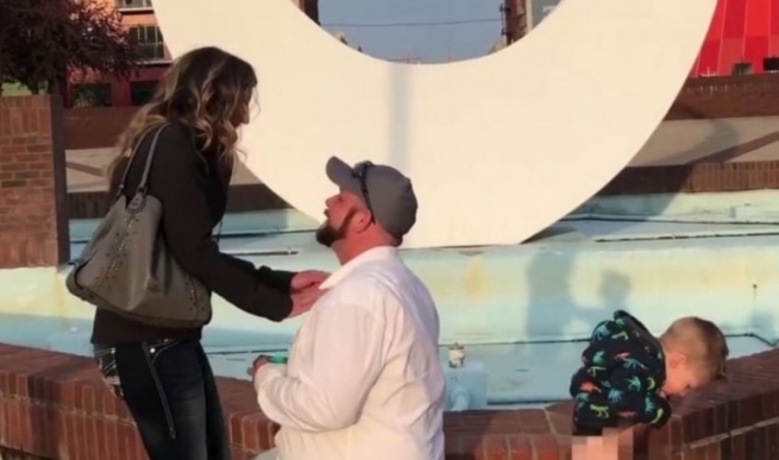 Βίντεο: Μπόμπιρας τρολάρει με τον πιο ξεκαρδιστικό τρόπο την πρόταση γάμου της μητέρας του