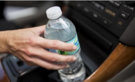 Ο κίνδυνος που υπάρχει από το πλαστικό μπουκάλι νερού που αφήνετε στην ζέστη