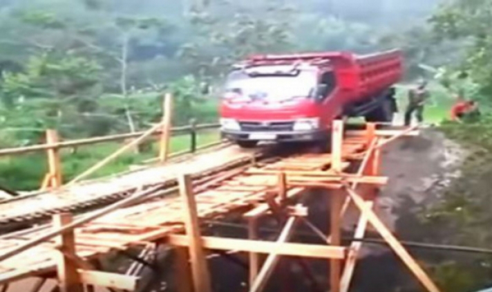 Κατέρρευσε γέφυρα υπό το βάρος φορτηγού - Δείτε τον οδηγό (vid)