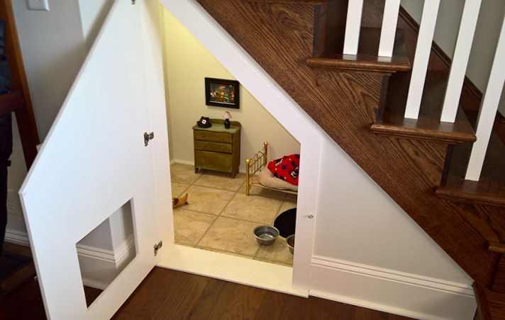 Έχτισε ένα πανέμορφο δωμάτιo για το σκυλάκι της κάτω από τις σκάλες.