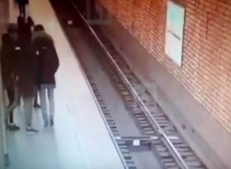 Πέταξε τον φίλο του στις γραμμές του μετρό και τον σκότωσε! [vid]