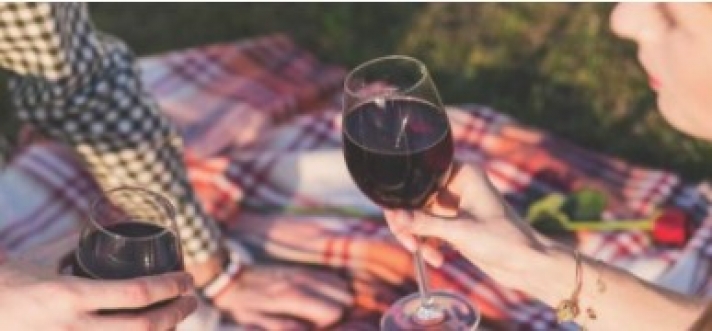 Νέα έρευνα: Ένα ποτηράκι κόκκινο κρασί πιθανόν και να αυξάνει τη γονιμότητα