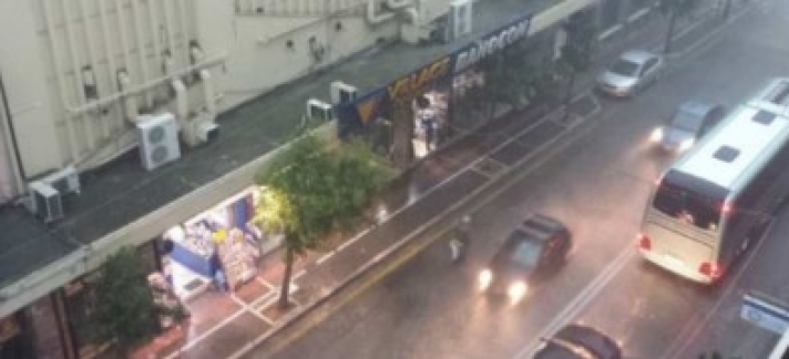 ΠΑΡΕΣΥΡΕ ΓΥΝΑΙΚΑ ΤΟ ΝΕΡΟ: Απίστευτη κακοκαιρία στην Πάτρα – Διακοπές ρεύματος, πλημμύρισαν καταστήματα