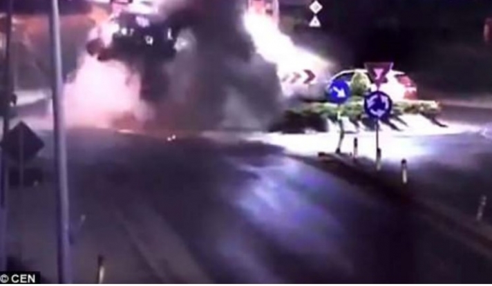 Τρομακτικό βίντεο: Αυτοκίνητο πέφτει σε πλατεία, εκτοξεύεται, πιάνει φωτιά αλλά...