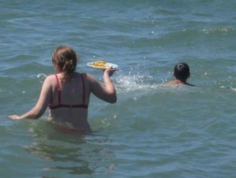 ΦΩΤΟ - Η Ελληνίδα μάνα &quot;ξαναχτύπησε&quot; στην παραλία και έγινε viral !