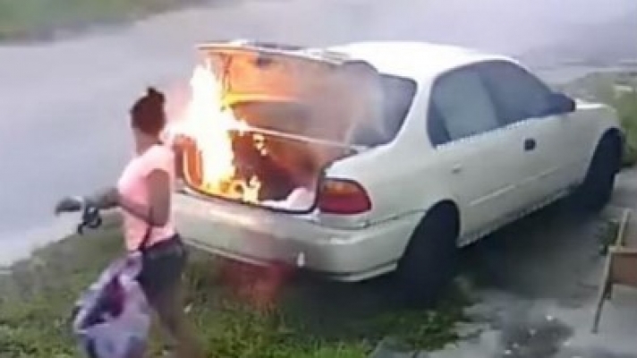 ΒΙΝΤΕΟ - Ηθελε να εκδικηθεί τον πρώην της, έκαψε λάθος αυτοκίνητο!