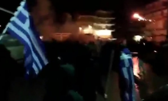 Μολότοφ και δακρυγόνα έξω από το σπίτι βουλευτού του ΣΥΡΙΖΑ – video