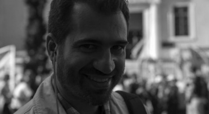 Σοκ: Σκοτώθηκε σε τροχαίο γνωστός Έλληνας δημοσιογράφος