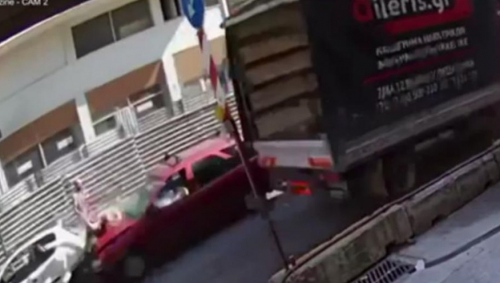 Θεσσαλονίκη: Σοκάρει το βίντεο με την παράσυρση γυναίκας από αυτοκίνητο