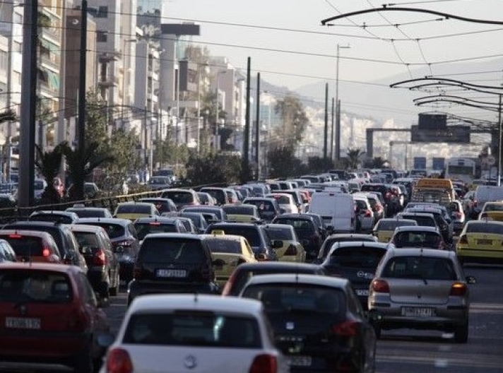 Αιχμάλωτοι&#039; στο μποτιλιάρισμα: 39 ώρες τον χρόνο περνούν οι Έλληνες οδηγοί στον δρόμο