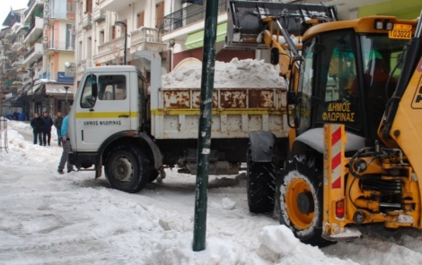 Καιρός: Μεταφέρουν το χιόνι με φορτηγά - Παραμένει στα λευκά η Φλώρινα [pics]