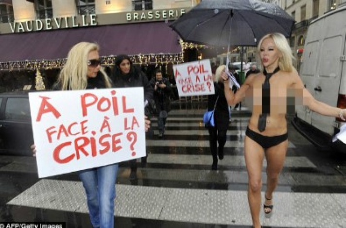 Πρώην στρίπερ βγήκε γυμνόστηθη στους δρόμους για να προωθήσει την υποψηφιότητα της στην γαλλική προεδρία!