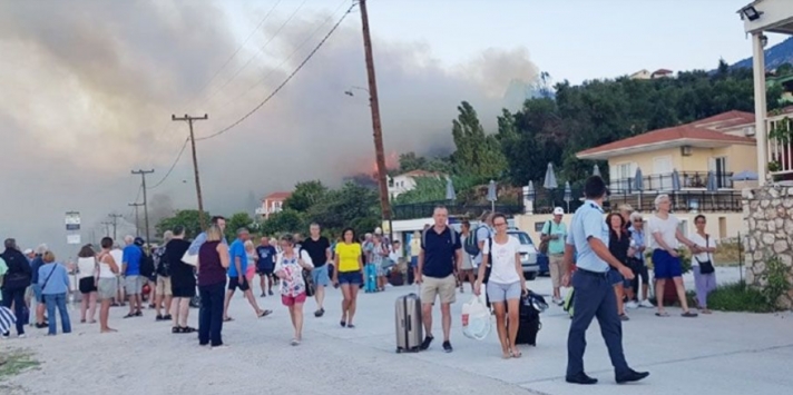 Φωτιά στην Κεφαλονιά – Εκκενώθηκαν οικισμοί και τουριστικά καταλύματα