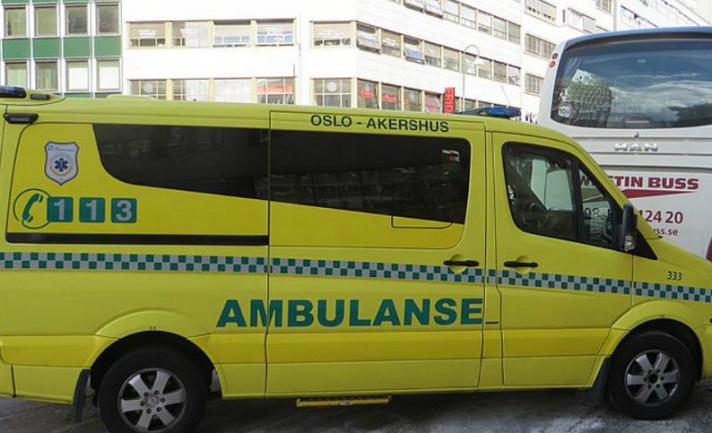 Ενοπλος στο Όσλο έριξε κλεμμένο ασθενοφόρο πάνω σε πεζούς, τραυματίζοντας οικογένεια με δύο μωρά