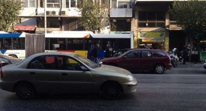 Απίστευτο περιστατικό στη Θεσσαλονίκη: Έβγαλε όπλο σε κατάστημα κινητής τηλεφωνίας