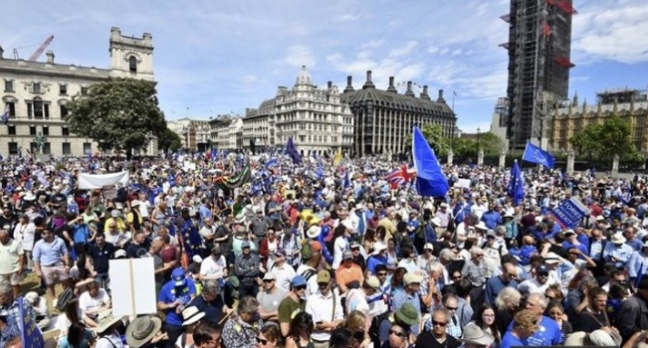 Στους δρόμους 100.000 Βρετανοί - Ζήτησαν να τεθεί σε δημοψήφισμα η συμφωνία για το Brexit