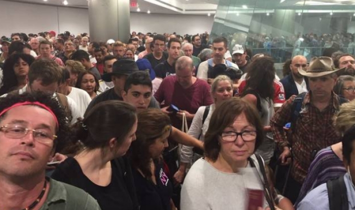 ΗΠΑ: Κατέρρευσε το σύστημα ελέγχου διαβατηρίων - Χιλιάδες ταξιδιώτες εγκλωβισμένοι στα αεροδρόμια